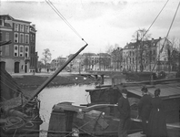 821950 Gezicht op de Stadsbuitengracht te Utrecht, vanaf de Van Asch van Wijckskade, met op de voorgrond een turfschip, ...